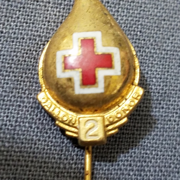 Vintage red cross donor pins lot of 3 - Picture 6 of 10